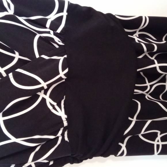 Black and White Geo Print Crossover Front  Dress - Picture 5 of 9